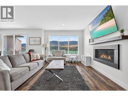 12075 Oceola Road Unit# 25, Lake Country, BC - Indoor Photo Showing Living Room With Fireplace