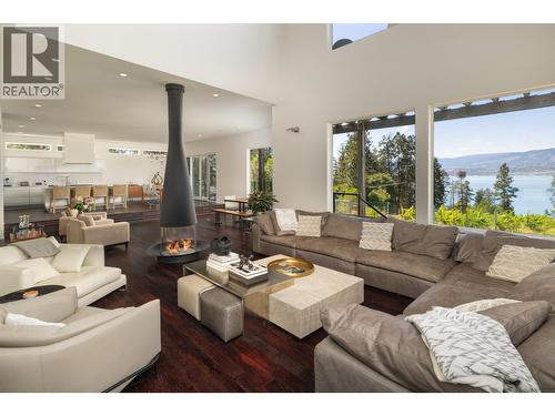 4840 Lakeshore Road, Kelowna, BC - Indoor Photo Showing Living Room