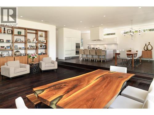 4840 Lakeshore Road, Kelowna, BC - Indoor Photo Showing Living Room