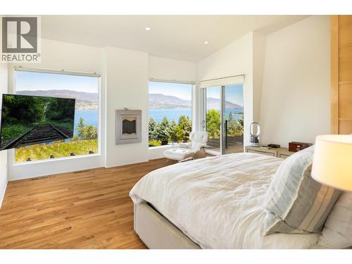 4840 Lakeshore Road, Kelowna, BC - Indoor Photo Showing Bedroom