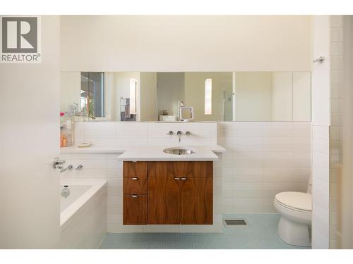 4840 Lakeshore Road, Kelowna, BC - Indoor Photo Showing Bathroom