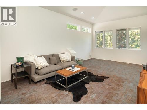 4840 Lakeshore Road, Kelowna, BC - Indoor Photo Showing Living Room