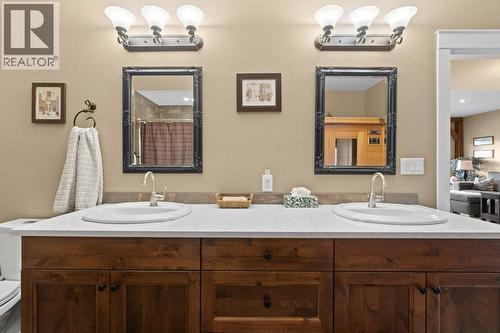 1401 65 Street Sw, Salmon Arm, BC - Indoor Photo Showing Bathroom