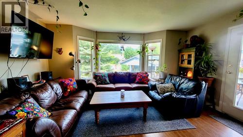 428 Beasley Crescent W, Nelson, BC - Indoor Photo Showing Living Room