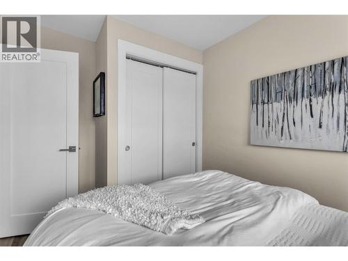 163-4000 Trails Place, Peachland, BC - Indoor Photo Showing Bedroom