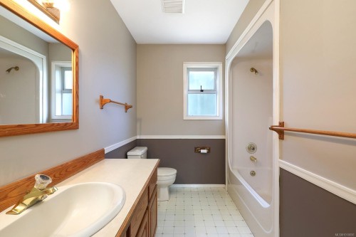 2099 Idiens Way, Comox, BC 