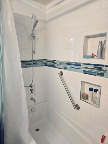 2905 Leigh Rd, Langford, BC - Indoor Photo Showing Bathroom