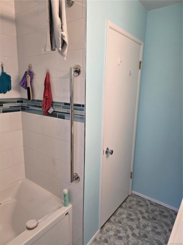 2905 Leigh Rd, Langford, BC - Indoor Photo Showing Bathroom