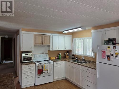 405 Vanderlinde Drive, Keremeos, BC - Indoor Photo Showing Kitchen With Double Sink