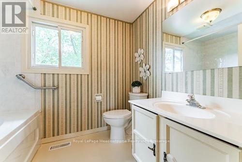 690 Robertson Crescent, Milton (Tm Timberlea), ON - Indoor Photo Showing Bathroom