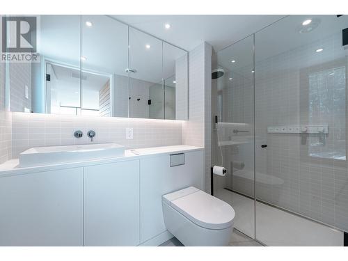 2060 Mcmurdo Road, Golden, BC - Indoor Photo Showing Bathroom