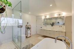 Salle de bains attenante à la CCP - 