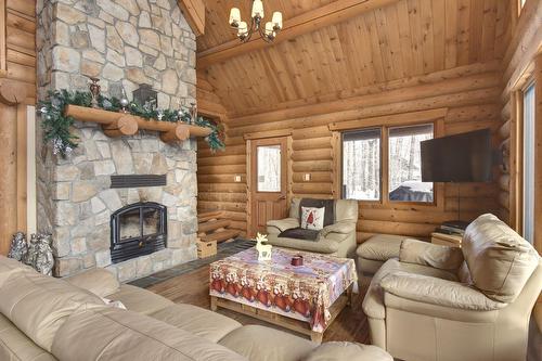Living room - 615 Ch. Des Chantiers, Labelle, QC - Indoor Photo Showing Living Room With Fireplace