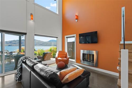 6-3672 Sabiston Creek Road, Kamloops, BC - Indoor Photo Showing Living Room With Fireplace