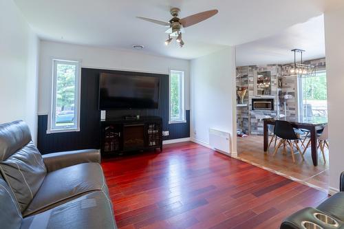 Living room - 202 25E Rue O., Venise-En-Québec, QC - Indoor Photo Showing Living Room