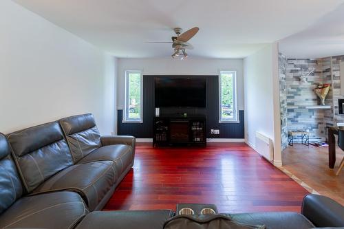 Living room - 202 25E Rue O., Venise-En-Québec, QC - Indoor Photo Showing Living Room