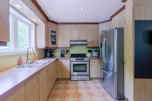 Kitchen - 202 25E Rue O., Venise-En-Québec, QC - Indoor Photo Showing Kitchen With Double Sink