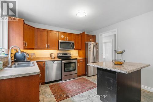 785 Pam Crescent, Newmarket, ON - Indoor Photo Showing Kitchen With Double Sink