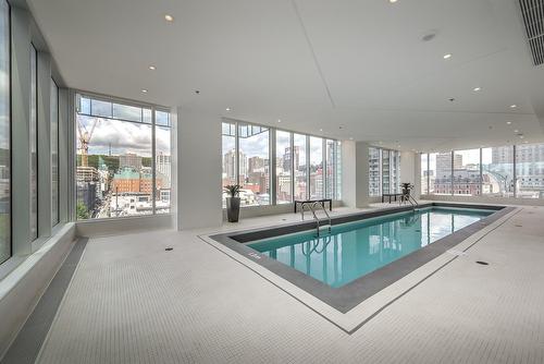 Piscine - 1011-1155 Rue De La Montagne, Montréal (Ville-Marie), QC - Indoor Photo Showing Other Room With In Ground Pool