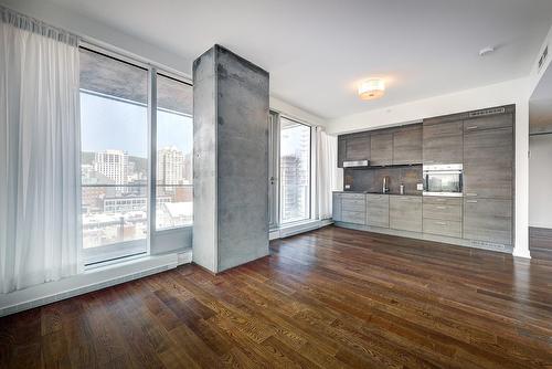 Salon - 1011-1155 Rue De La Montagne, Montréal (Ville-Marie), QC - Indoor