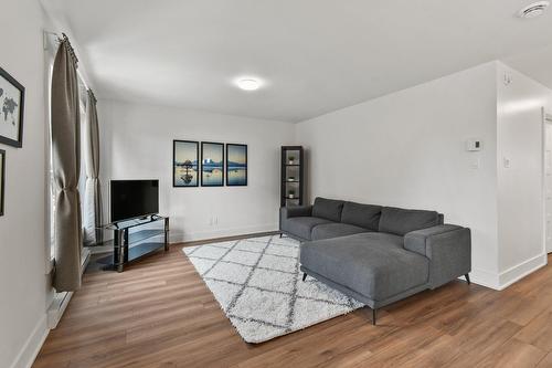 Salon - 301-60 Rue Chénier, Saint-Philippe, QC - Indoor Photo Showing Living Room