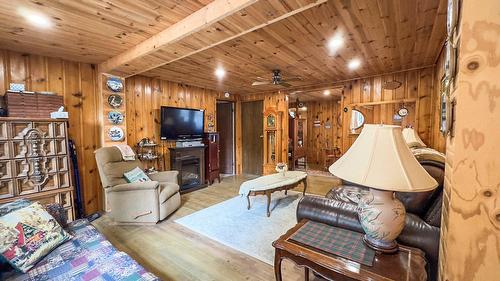 Salon - 3255 Route 327, Harrington, QC - Indoor