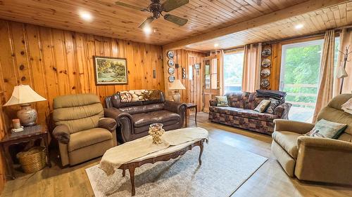 Salon - 3255 Route 327, Harrington, QC - Indoor Photo Showing Living Room