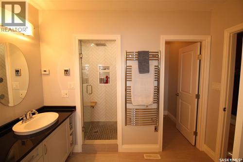 555 5Th Street W, Shaunavon, SK - Indoor Photo Showing Bathroom