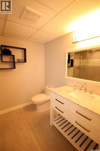 555 5Th Street W, Shaunavon, SK - Indoor Photo Showing Bathroom