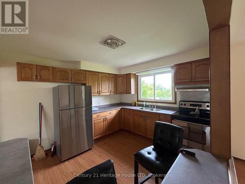 310 Albany Street, Fort Erie (Lakeshore), ON - Indoor Photo Showing Kitchen With Double Sink