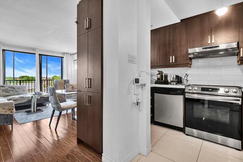 Cuisine - 505-500 Rue St-Georges, Saint-Lambert, QC - Indoor Photo Showing Kitchen