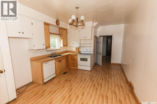 545 Alberta Avenue, Kerrobert, SK - Indoor Photo Showing Kitchen With Double Sink