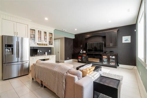 1180 Shuswap Street, Salmon Arm, BC - Indoor Photo Showing Kitchen