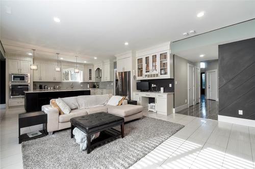 1180 Shuswap Street, Salmon Arm, BC - Indoor Photo Showing Living Room