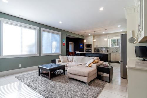 1180 Shuswap Street, Salmon Arm, BC - Indoor Photo Showing Living Room