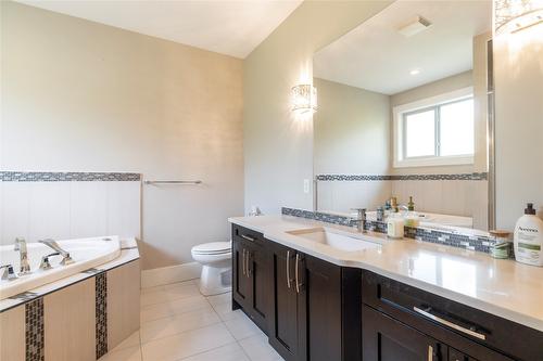 1180 Shuswap Street, Salmon Arm, BC - Indoor Photo Showing Bathroom