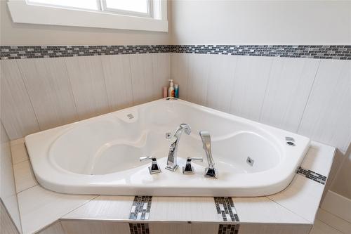 1180 Shuswap Street, Salmon Arm, BC - Indoor Photo Showing Bathroom