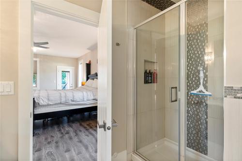 1180 Shuswap Street, Salmon Arm, BC - Indoor Photo Showing Bathroom