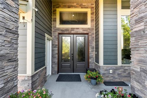 1180 Shuswap Street, Salmon Arm, BC - Outdoor