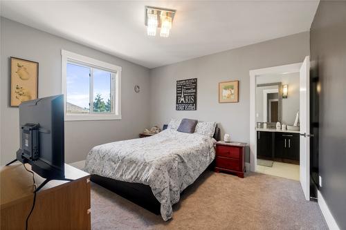 1180 Shuswap Street, Salmon Arm, BC - Indoor Photo Showing Bedroom