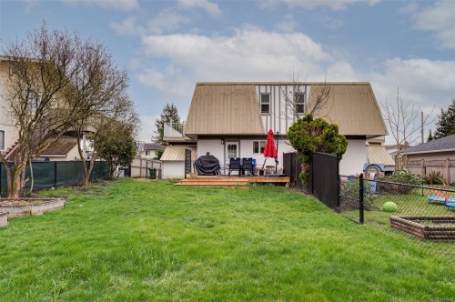 2031/2033 Melville Dr, Sidney, BC - Outdoor