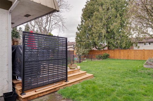 2031/2033 Melville Dr, Sidney, BC - Outdoor