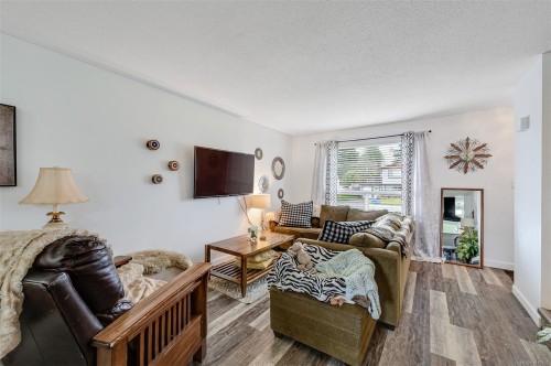 2031/2033 Melville Dr, Sidney, BC - Indoor Photo Showing Living Room