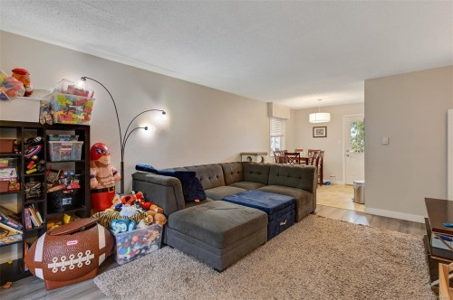 2031/2033 Melville Dr, Sidney, BC - Indoor Photo Showing Living Room