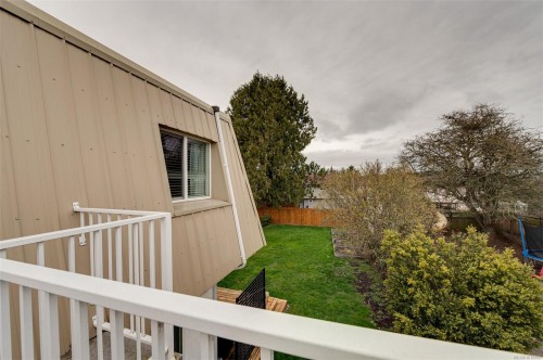 2031/2033 Melville Dr, Sidney, BC - Outdoor