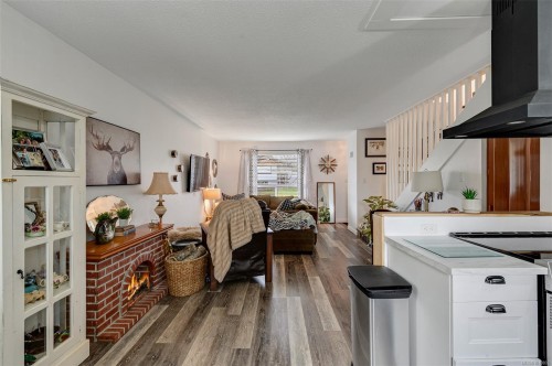 2031/2033 Melville Dr, Sidney, BC - Indoor