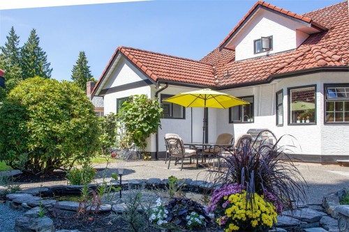 158 Crescent Rd East, Qualicum Beach, BC 