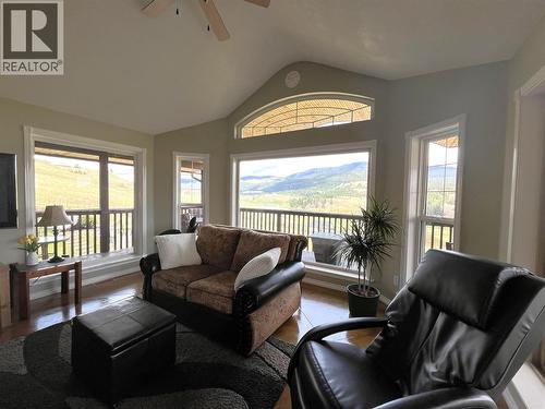 4425 Strawberry Heights Road, Kamloops, BC - Indoor Photo Showing Living Room
