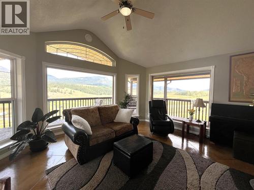 4425 Strawberry Heights Road, Kamloops, BC - Indoor Photo Showing Living Room