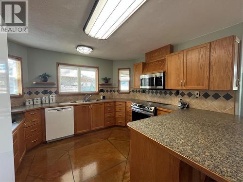 4425 Strawberry Heights Road, Kamloops, BC - Indoor Photo Showing Kitchen With Double Sink